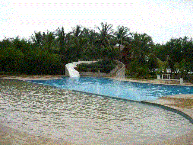 piscina grande con tobogan y piscina de niños